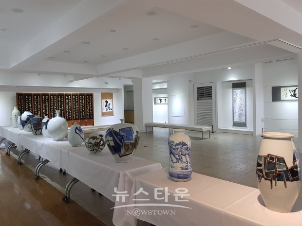 석천 허필호 작가 ‘부적의 조형화, 도예, 회화의 세계, 남도 추사의 맥’전(김한정 기자)