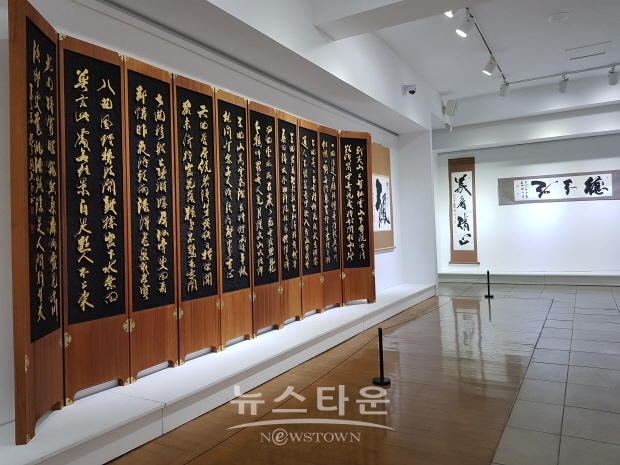 석천 허필호 작가 ‘부적의 조형화, 도예, 회화의 세계, 남도 추사의 맥’전(김한정 기자)