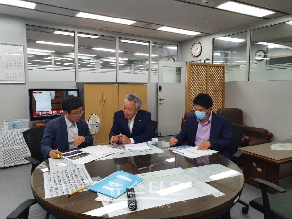 윤상기 하동군수가 기획재정부 안도걸 예산실장을 방문해 국비 지원을 건의하고 있다.
