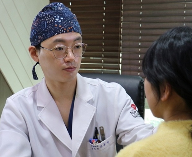 (사진: 탑페이스성형외과 김동진 원장)