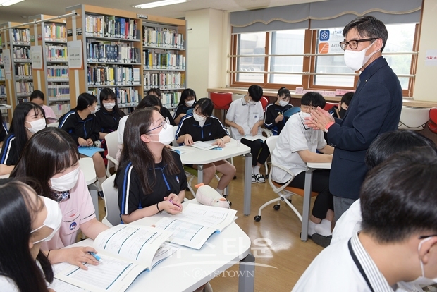 지난 6월 23일 경기도 오산시에 위치한 운암고에서 전수준 순천향대 선임입학사정관이 학생들을 대상으로 수시모집 선발에 대한 입시설명회를 진행했다.