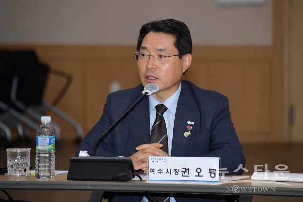 지난 24일 오후 여수시청 대회의실에서 열린 ‘여수세계섬박람회 기본계획 수립 연구용역 최종보고회’에서 권오봉 여수시장이 인사말을 하고 있다.