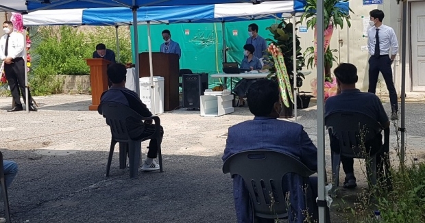 성낙인 백운주택1구역 조합장이 개회사 하고 있다
