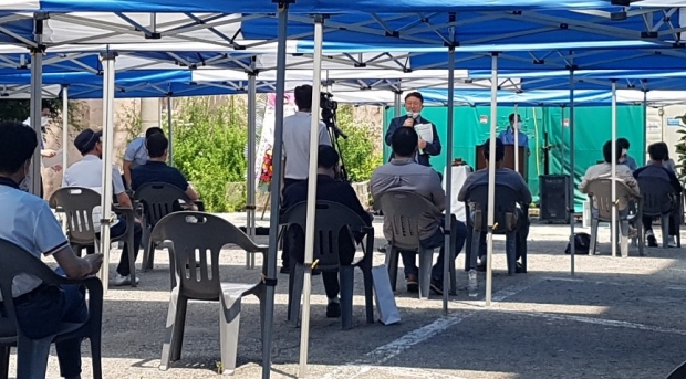 사회자 윤영선(정비법률사무소 도시개발연구소장)이 사업설명과 질의응답을 하고 있다.