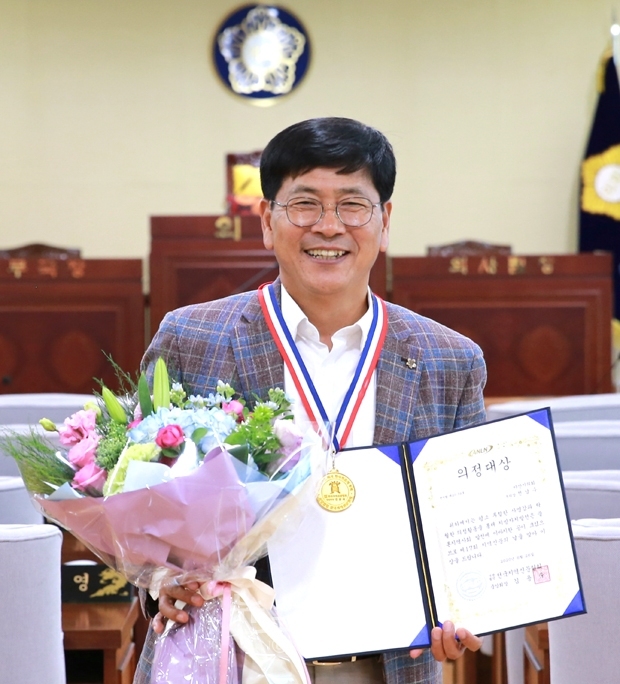 아산시의회 전남수 의원이 지난 6월 26일 ‘제17회 지역신문의 날’을 맞아 탁월한 공적의 의정활동을 인정받아 기초의원부문 ‘의정대상’을 수상했다.