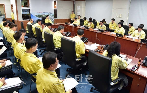 코로나19 확산예방을 위한 재난안전대책본부 회의를 하고 있다.