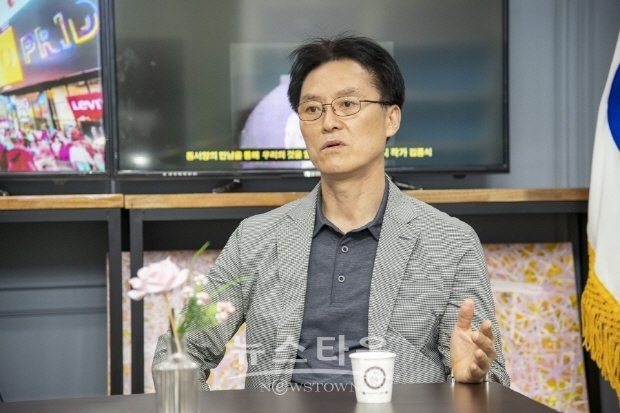 유빈문화재단의 이순선 이사장이 인사동 미술관 건립에 대해 설명하고 있다.