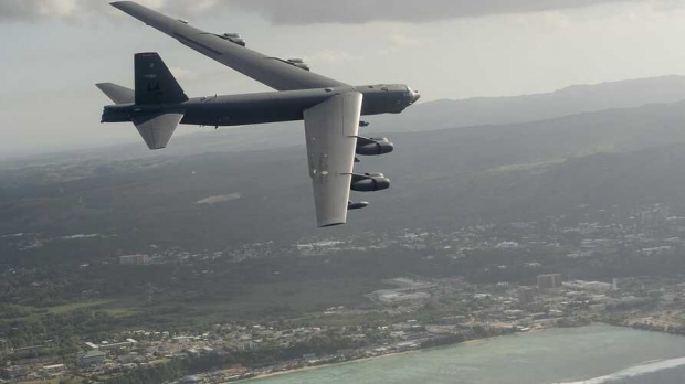 미 공군 B-52H 전략폭격기가 괌 해안 상공을 비행하고 있다.