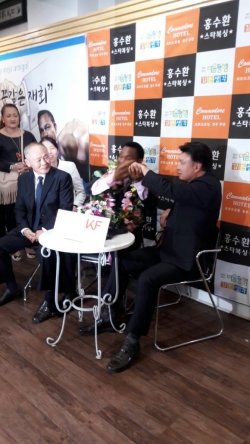 왼쪽부터 황복수, ,카르스키야. 홍수환 재회한 기념 촬영 모습