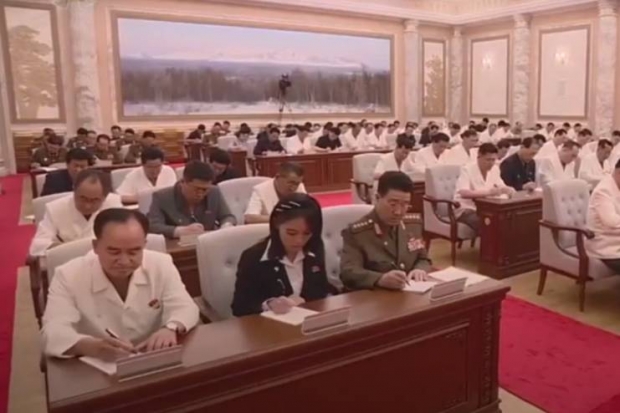 지난 2일 열린 북한 노동당 중앙위원회 제7기 제14차 정치국 확대회의 당시 김여정 당 중앙위원회 제1부부장이 가장 앞줄에 앉아 있는 모습. 김여정 오른편에는 조용원 당 조직지도부 제1부부장이, 왼편에는 정경택 국가보위상이 앉아 있다. 붉은별tv 유튜브 캡처