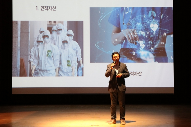 김한정 국회의원이 특강을 하고 있다.
