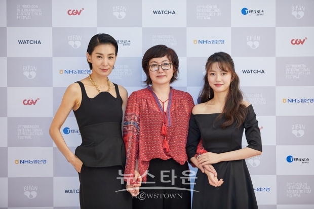 제24회 BIFAN 개막작 '여고괴담 리부트: 母校'의 배우 김서형(왼쪽부터), 이명 감독, 배우 김현수가 9일 저녁 CGV소풍에서 개최한 제24회 BIFAN ‘개막작 상영회’에 참석해 포즈를 취하고 있다.