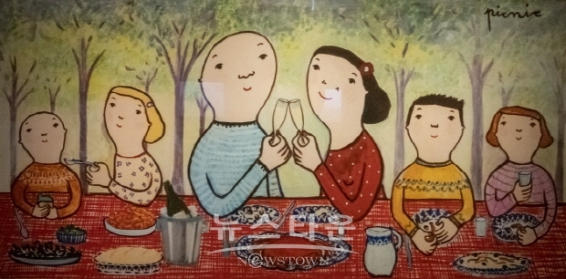설명이 있는 ‘에바 알머슨(Eva Armisen)’ 전(김한정 기자)