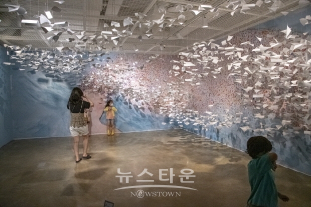 설명이 있는 ‘에바 알머슨(Eva Armisen)’ 전(김한정 기자)