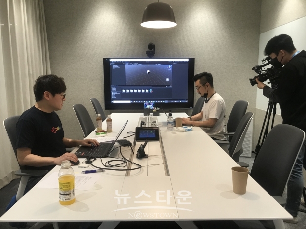 ‘BIFAN x Unity Short Film Challenge’ 온라인 워크숍을 진행 중인 김범주 에반젤리즘 본부장(왼쪽)과 오지현 리드 에반젤리스트 / 고득용기자 ⓒ뉴스타운