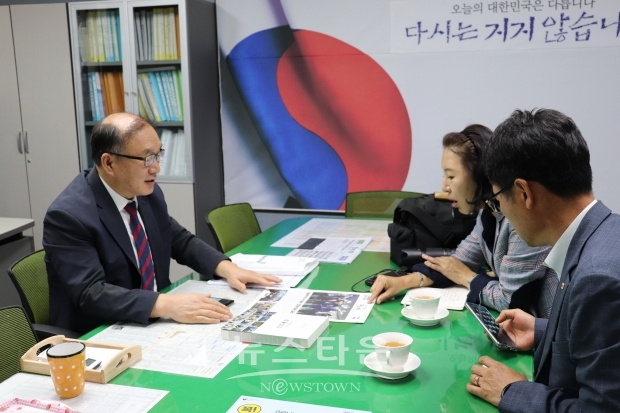 김우철 더불어민주당 대구시당 처장이 대구시당에서 부동산 정책에 관하여 대안을 제시하고 인터뷰에 참여하고있다.[사진=이미애 기자]