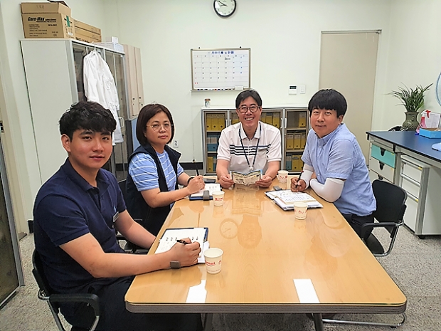 이화영 곤충산업팀장(가운데), 버섯분야 최고전문가 멘토 선정 /여주시농업기술센터