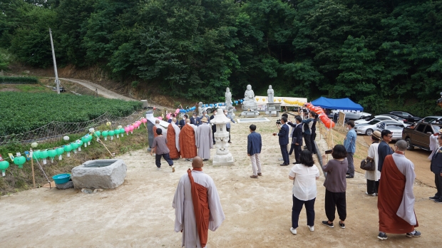 지장단 완공식에서 공덕비 개막식을 하고있다