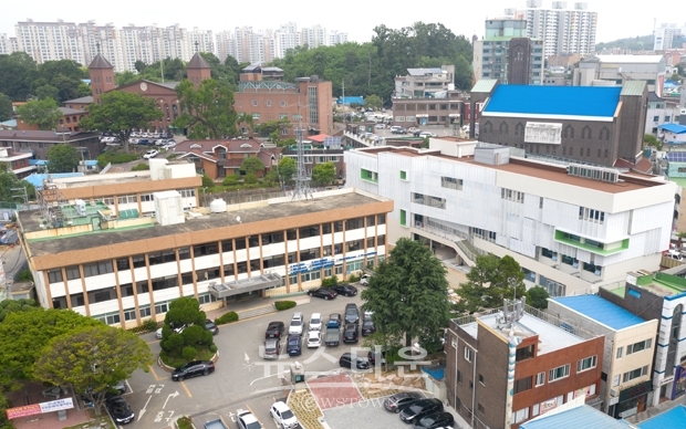 당진시가 외부 방진망 설치를 완료하고 7월 15일부터 다음 달 말까지 본격적인 군청사 외부 철거작업을 추진한다.
