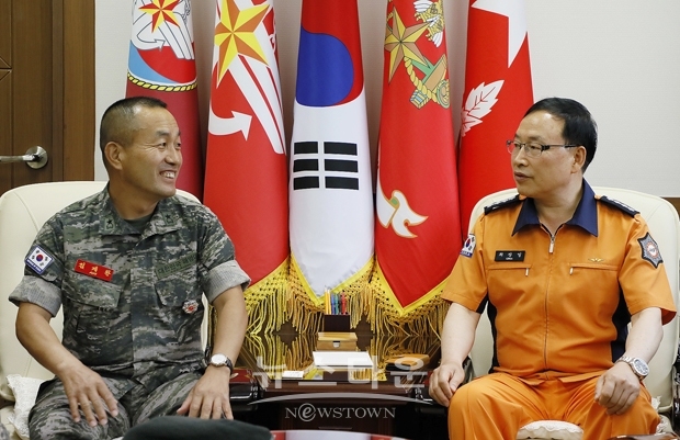 최장일 계룡소방서장(우측)이 지난 7월 13일 오후 2시 계룡대근무지원단을 방문하여 김계환 단장(좌측)과 유관기관 간 재난대응 공조체제를 공고히 하는 자리를 가졌다.