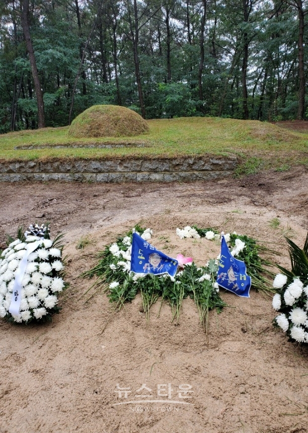 (故) 박원순 서울시장의 경남 창녕군 장가리에 위치한 부모합장 묘 앞 함께 한 박 전 시장의 묘 [사진= 이미애 기자]