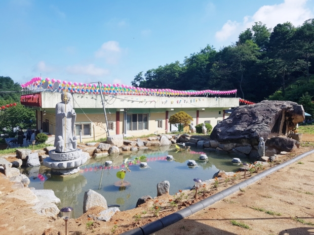 새롭게 조성된 연지 모습