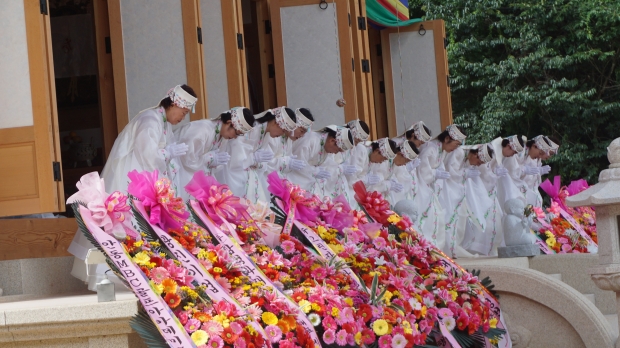 여신도 14명이 6법공양의식을 마치고 사부대중을 향해 인사를 하고 있다