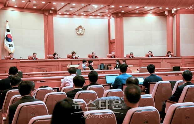 헌법재판소가 7월 16일 평택·당진항 매립지 관할권 분쟁과 관련한 충청남도 등과 행정자치부장관 등간의 관한쟁의 사건에 대해 청구를 모두 각하하는 결정을 선고했다.