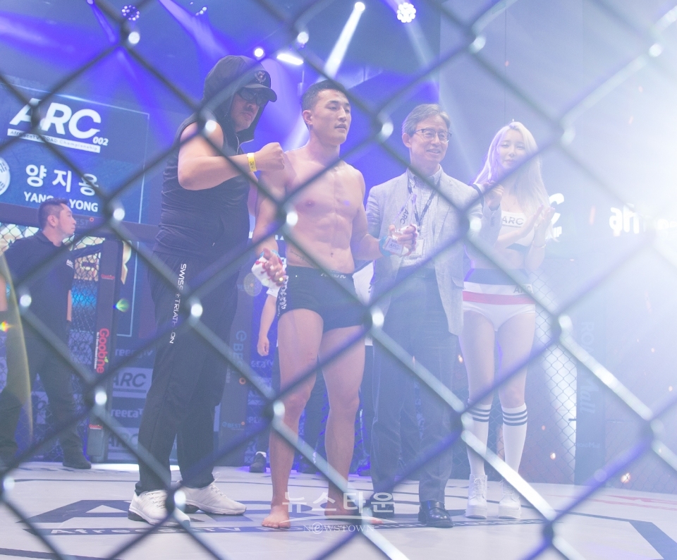 ARC 002 1경기 김이삭 vs 양지용 / 고득용기자 ⓒ뉴스타운