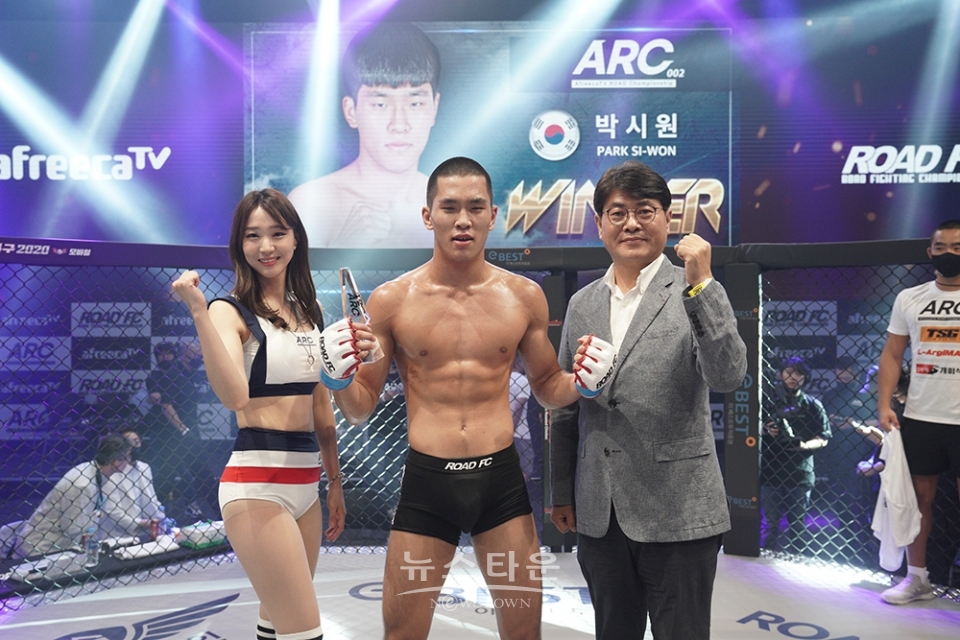 제 3경기 -70kg 라이트급 블렛 친군 VS 박시원 / 고득용기자 ⓒ뉴스타운