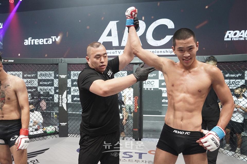 제 3경기 -70kg 라이트급 블렛 친군 VS 박시원 / 고득용기자 ⓒ뉴스타운