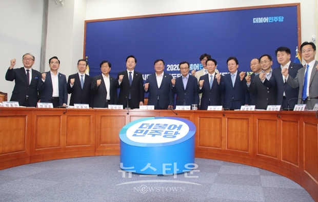 더불어민주당 대구광역시당은 20일, 국회 본관 당 대표실에서  2021년도 대구광역시 국비 예산 및 현안 보고회를 가졌다.