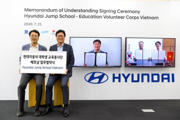 왼쪽부터 사단법인 점프 이의헌 대표, 현대차그룹 이병훈 상무, 현대차 이영택 전무, 베트남 국립하노이대학교 투 안민 학장, 베트남평화봉사단 던 뚜언 프엉 대표가 베트남 교육 사회공헌 사업 업무협약을 맺고 기념촬영을 하고 있다