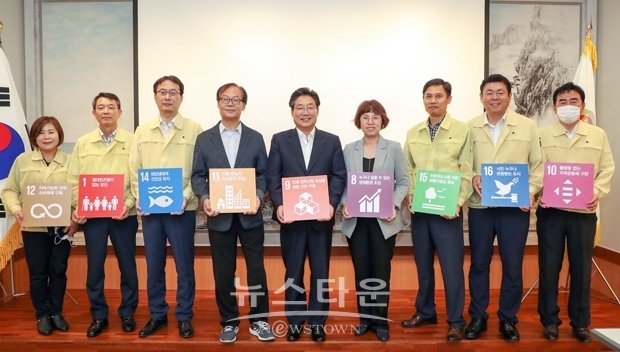 당진시가 지난 7월 23일 시청 해나루홀에서 ‘국회 기후변화와 그린뉴딜 정책 연구모임’ 자문위원인 오정례, 이종연 박사를 초청해 김홍장 시장 주재로 간담회를 가졌다.
