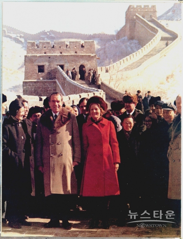 미국의 닉슨 대통령은 중국과의 국교 정상화를 위해 중국을 극적으로 방문, 만리장성을 방문하고 있는 1972년도 사진 /사진 : 위키피디아.