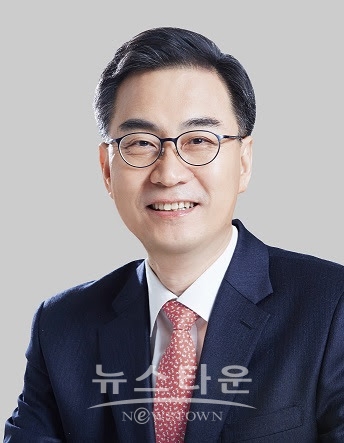 미래통합당 최형두 의원(마산합포구)이 재‧보궐선거를 유발한 사람의 소속 정당을 유권자가 명확히 알 수 있도록 공개하는 공직선거법 개정안을 발의한다고 28일 발표했다(사진-최형두 의원실)