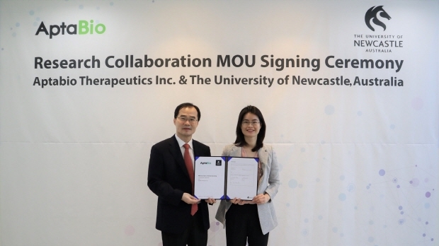 뉴캐슬대학 연구센터와 온라인 MOU 체결식 기념 촬영 중인 압타바이오 이수진 대표이사(오른쪽)와 문성환 사장(왼쪽)