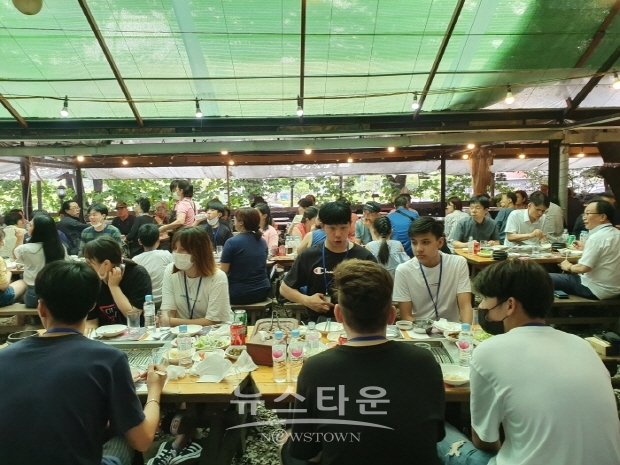 국제언론인클럽 학생기자단 옛골토성 권태균 회장에게 MB마스크 2000장 기탁(김한정 기자)