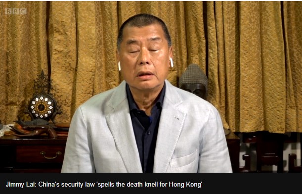 홍콩보안법의 핵심 조항에는 ▷ 분리 독립, ▷ 정권의 전복, ▷ 테러활동, ▷ 외국 세력과의 결탁 등의 범죄는 최대 무기징역으로 처벌할 수 있다는 내용이 포함되어 있다. 지난 7월 1일 0시부터 시행된 이 법은 홍콩 시위대를 처벌하기 쉽게 하고, 동시에 홍콩의 자치권을 대폭 축소시킬 것이 예상됐다. (사진 : BBC 방송 화면 캡처)