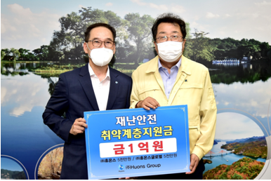 (사진설명) 지난 24일 휴온스글로벌과 휴온스가 제천시에 수해 복구 지원금 1억원을 기탁했다.(왼쪽부터)휴온스 전규섭 부사장, 이상천 제천시장