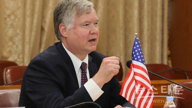 미 국무부 당국자는 또 4개 그룹이 신종 코로나바이러스 대유행 대응과 관련, 이들 국가 관계자들과 가진 '매우 협조적' 회의를 예로 들며 한국, 베트남, 뉴질랜드가 결국 4개 그룹의 확대에 동참하기를 바란다고 제안했다.