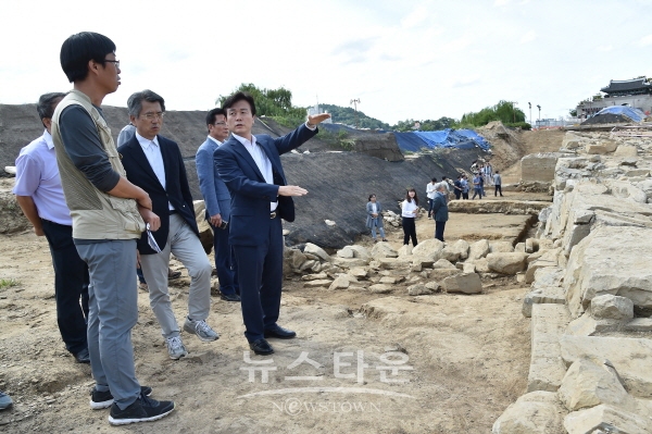 진주대첩기념광장 발굴 현장을 방문하고 있는 조규일 진주시장