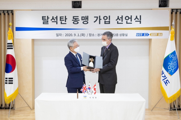 선물교환 기념촬영