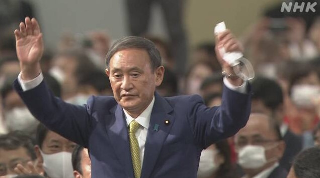 스가 요시히데 새 총리 내정자(위 사진). 이시바 시게루 전 간사장(63), 기시다 후미오 정조회장(63)도 입후보했지만 큰 표를 얻는제 실패했다. 스가 요시히데는 377표를 얻었고, 2위는 기이시바 시게루 전 간사장은 68표, 기시다 후미오 정조회장은 89표를 얻었다. (사진 : NHK캡처)