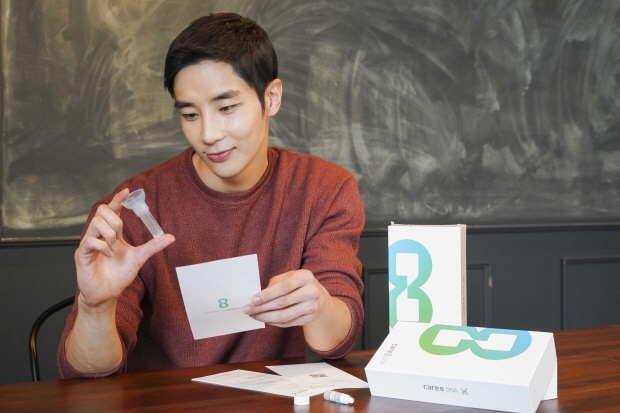 SK텔레콤은 디지털 헬스케어 전문 기업 인바이츠헬스케어, 정밀의학 생명공학기업 마크로젠과 함께 DTC(Direct to Consumer) 유전자 검사 기반 개인 맞춤형 건강 코칭 서비스 'care8 DNA(케어에이트 디엔에이)'를 출시한다고 21일 밝혔다. 사진은 SKT 홍보 모델이 ‘care8 DNA’를 홍보하고 있는 모습.
