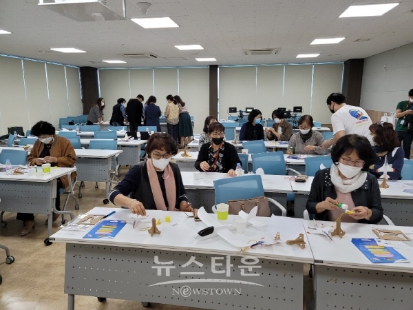여성친화도시 시민참여단  ‘항공우주알리미’ 교육 모습
