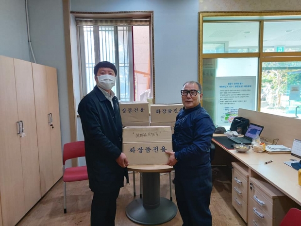 ▲오른쪽 이강문 대구천사후원회 이사장과 왼쪽 노인요양전문시설 여래원 사회복지사 겸 원경훈 사무국장.
