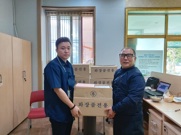 ▲오른쪽 이강문 대구천사후원회 이사장과 왼쪽 노인요양전문시설 해오름 사회복지사 겸 유영철 사무국장.