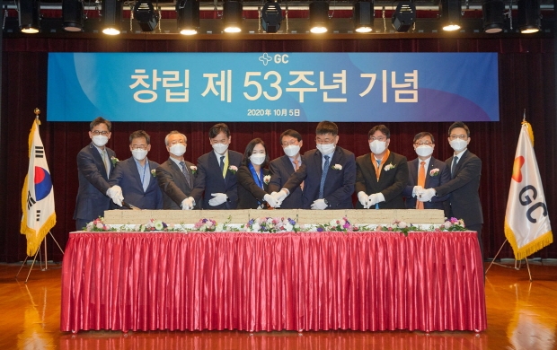 5일 경기도 용인의 GC녹십자 본사에서 허일섭 GC(녹십자홀딩스) 회장(오른쪽에서 다섯 번째)과 임직원들이 53주년 창립기념식을 갖고 축하 떡을 자르고 있다