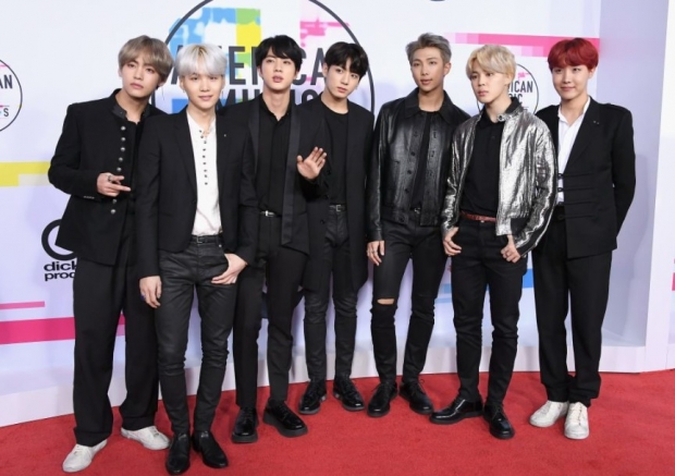 전업주부 레이는 “나 같은 진정한 아미들은 2년 동안 보여주지 않는다는 이유만으로 방탄소년단을 절대 잊지 않을 것”이라고 말한다. BTS에게는 이러한 충성도 높은 팬 층이 전 세계에 깔려 있다는 점이 특이점이다.